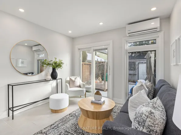 493 Jane St, Toronto, ON M6S 4A1