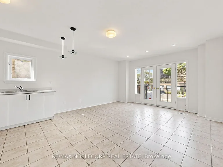 67 Florence Cres #1 — Photo 2