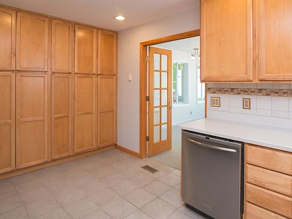 5th image of 2520 Southlawn St
