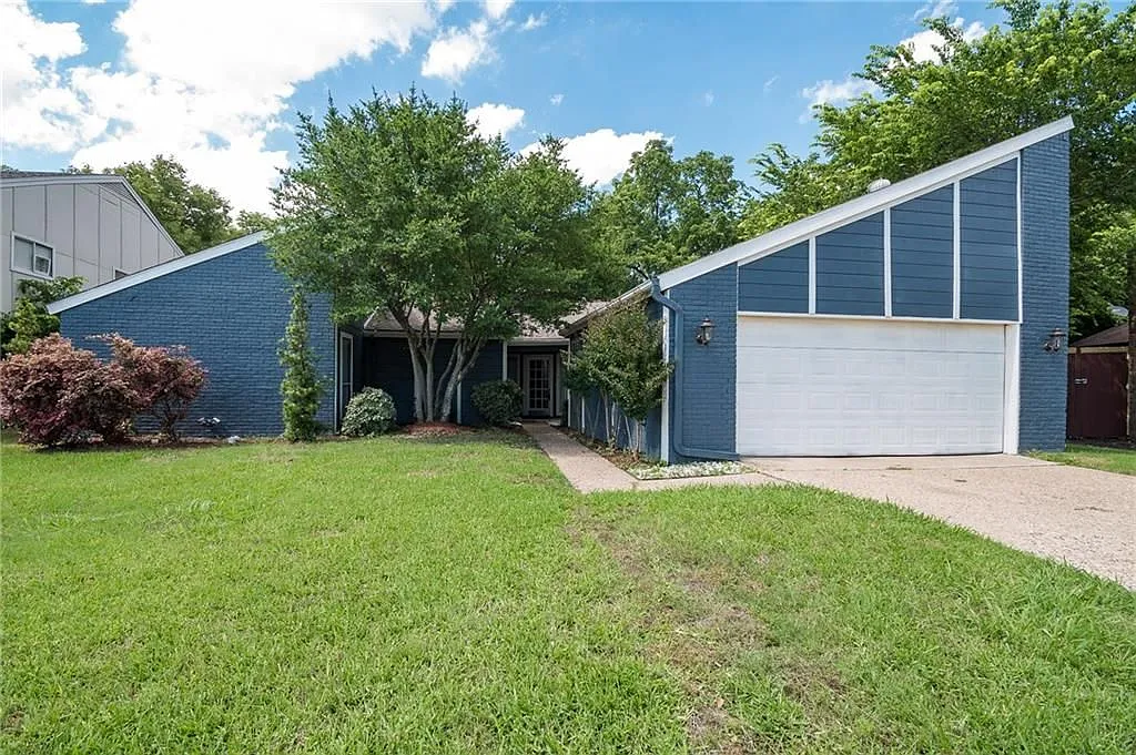 3 bed, 2.5 bath, 2715 sqft, $3,200 — Photo 1