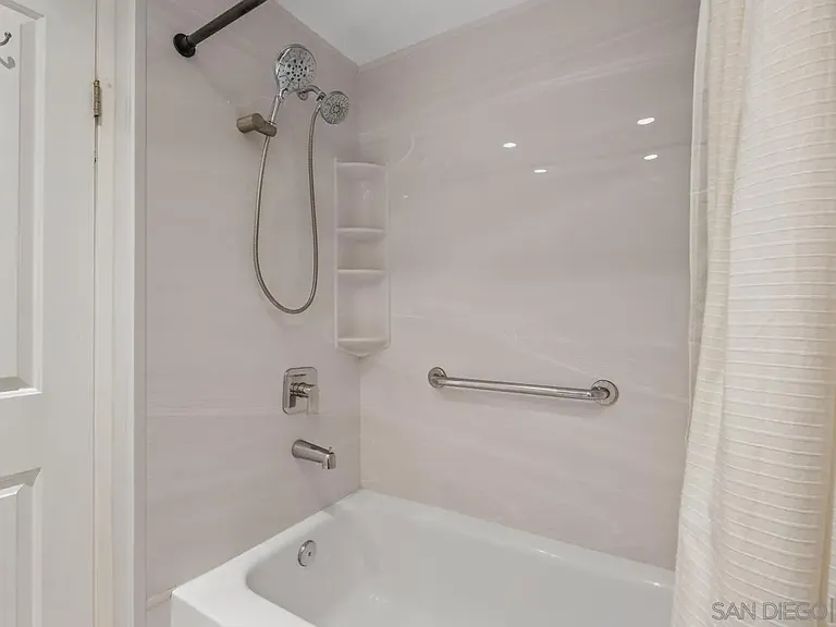 1810 Avenida Del Mundo #1606 — Photo 33