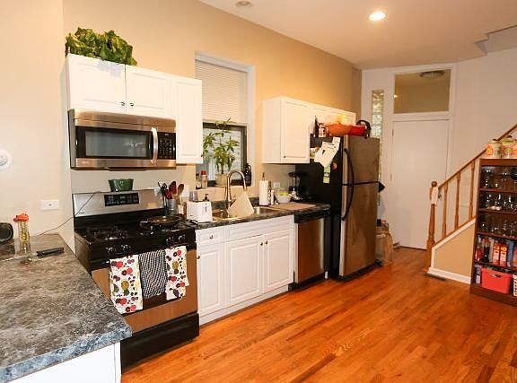 2nd image of 1116 N Hermitage Ave APT 02F