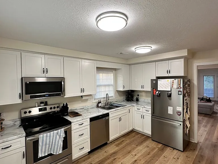 1641 York Dr NW — Photo 2