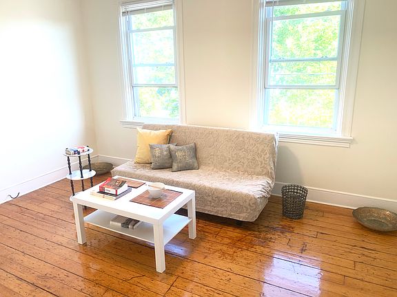 2nd image of 64 Saint Thomas St Room 3B
