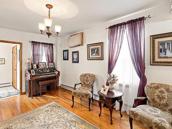 5th image of 752 Forest St