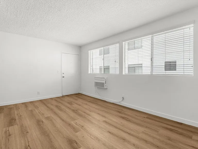 4458 Woodman Ave #8 — Photo 3