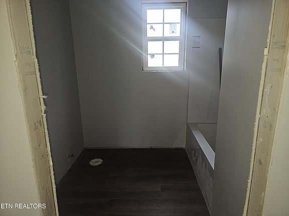 5th image of 423 Roslyn Ave