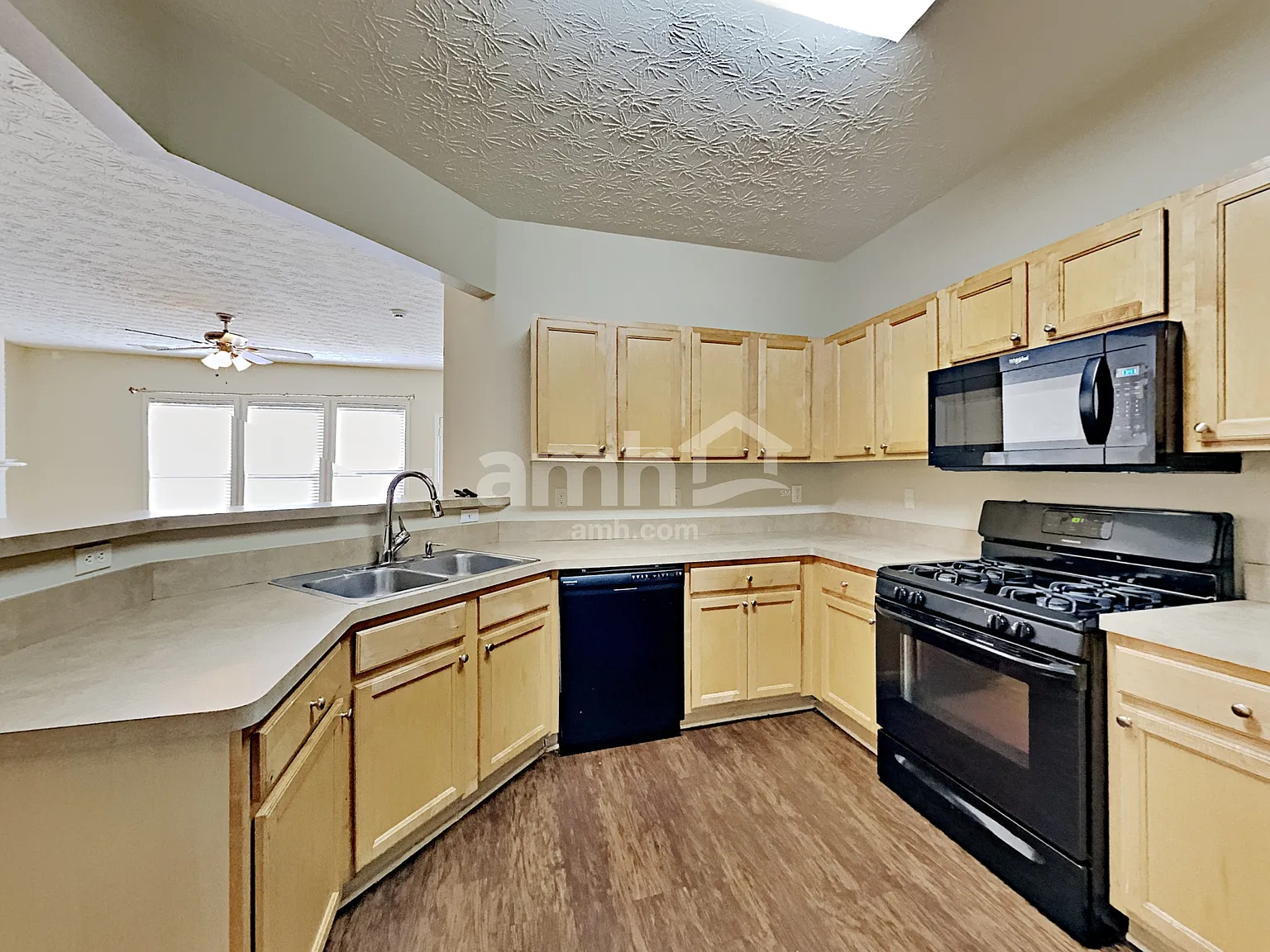 3 bed, 2.5 bath, 1975 sqft, $2,315 — Photo 3
