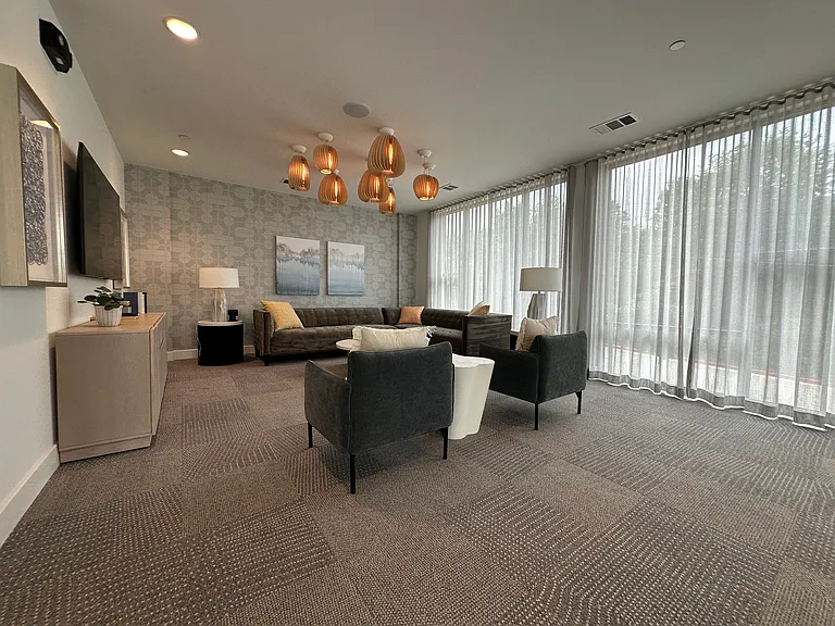 E Riverside Dr — Photo 18