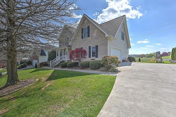 3rd image of 105 Emerald Chase Cir