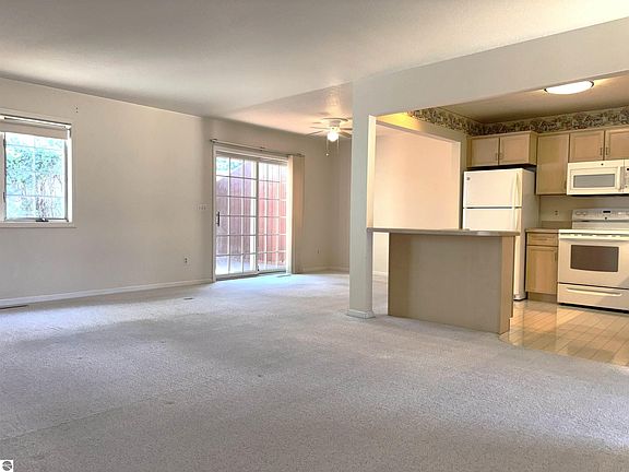 5th image of 1517 E Gaylord St Unit B