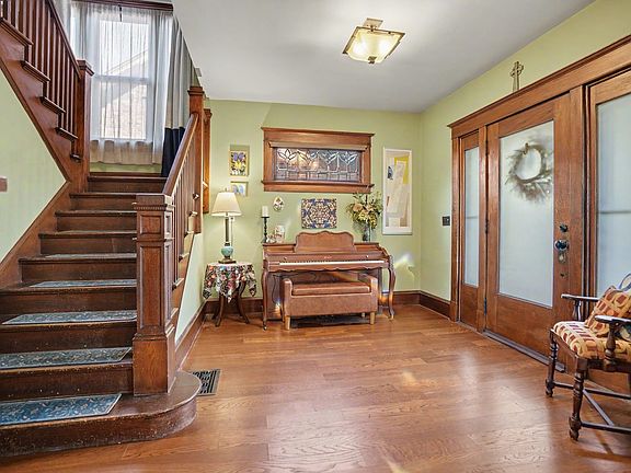 4th image of 537 W 9th St