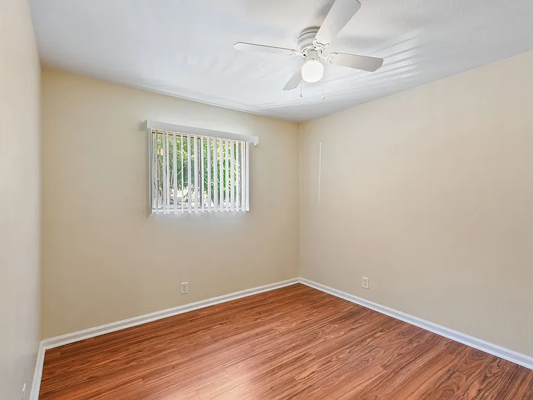 ROCKINGHAM APARTMENTS — Photo 34