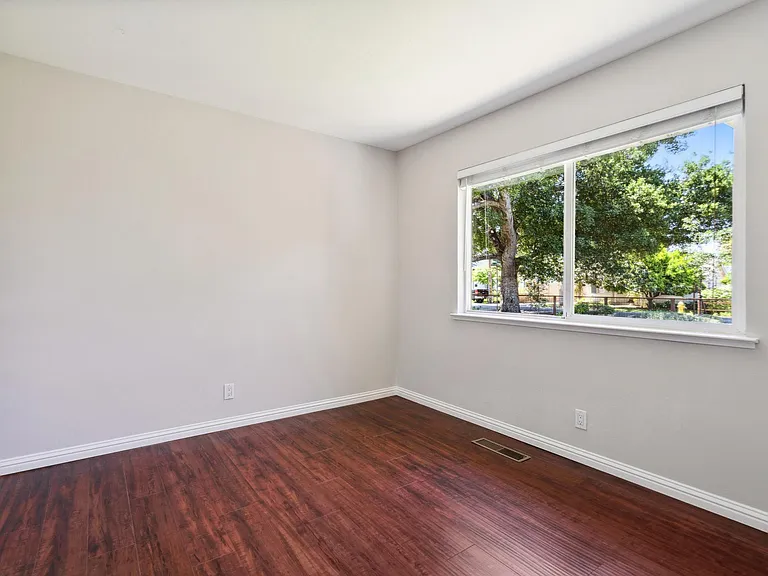 866 Woodland Ct — Photo 38