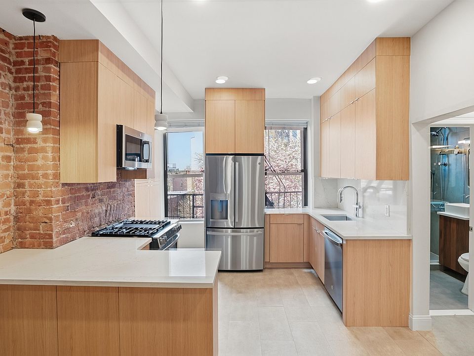 1st image of 233 1/2 Summit Ave #4