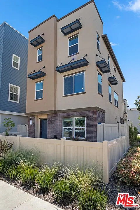 3 bed, 3.5 bath, 2021 sqft, $6,300 — Photo 1