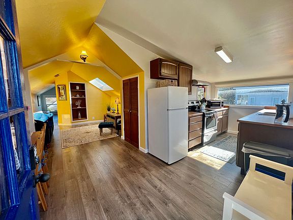2nd image of 518 Congress Ave #B