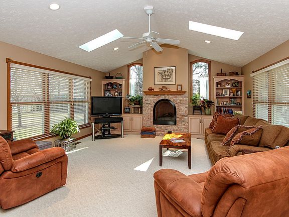 3rd image of 817 Ortman Ln