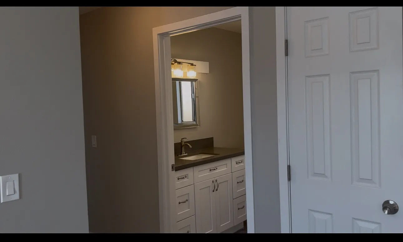 566 Benjamin St — Photo 3