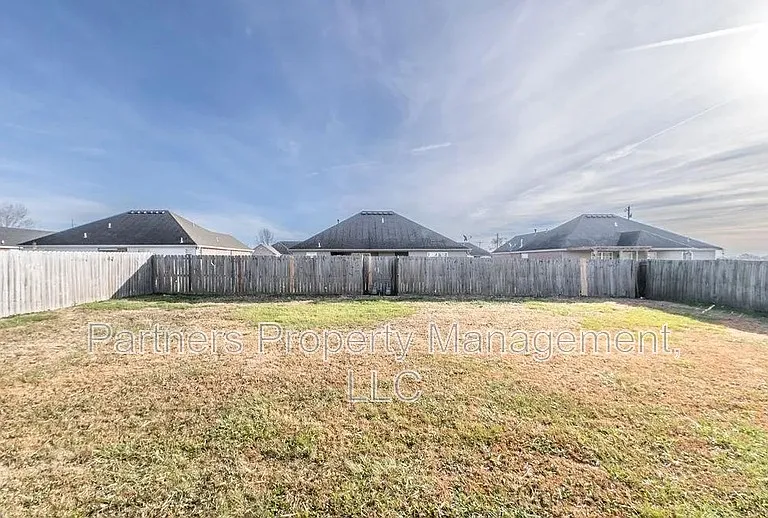 561 Red Bud St — Photo 28