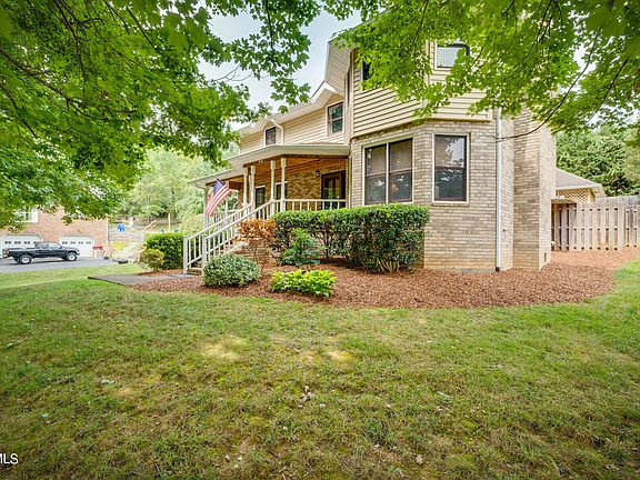 3rd image of 818 Lizabeth Dr