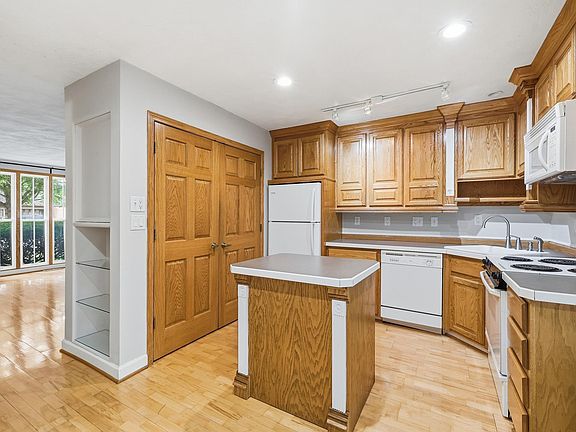 5th image of 6377 Barrie Rd
