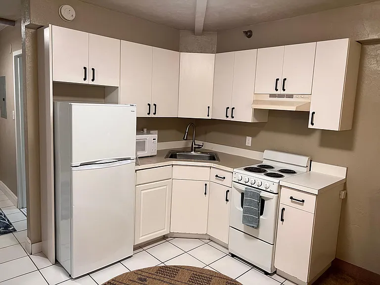 224 E Garden St #404 — Photo 3