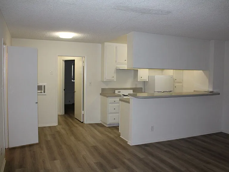 1415 S Bundy Dr — Photo 9