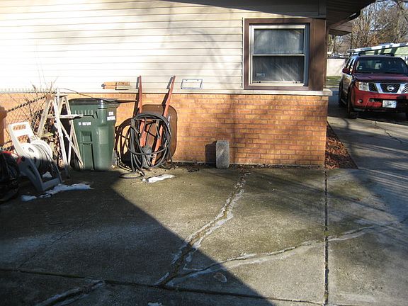 2nd image of 333 Somonauk St