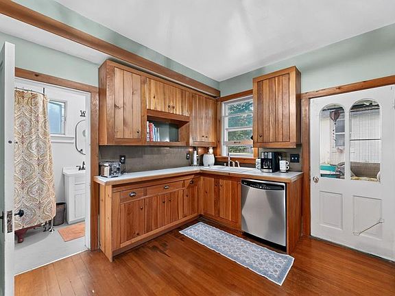 4th image of 105 Kenilworth Ave N