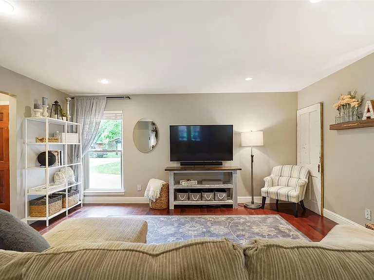 10710 Overbrook Ln — Photo 5