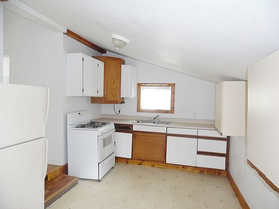 4th image of 463 Rose St