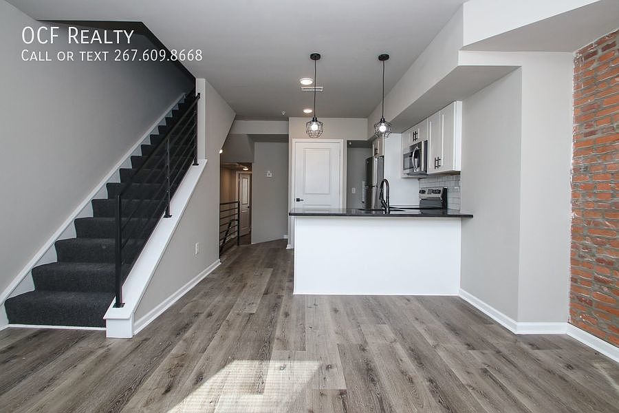 1st image of 2237 W Oxford St Floor 2