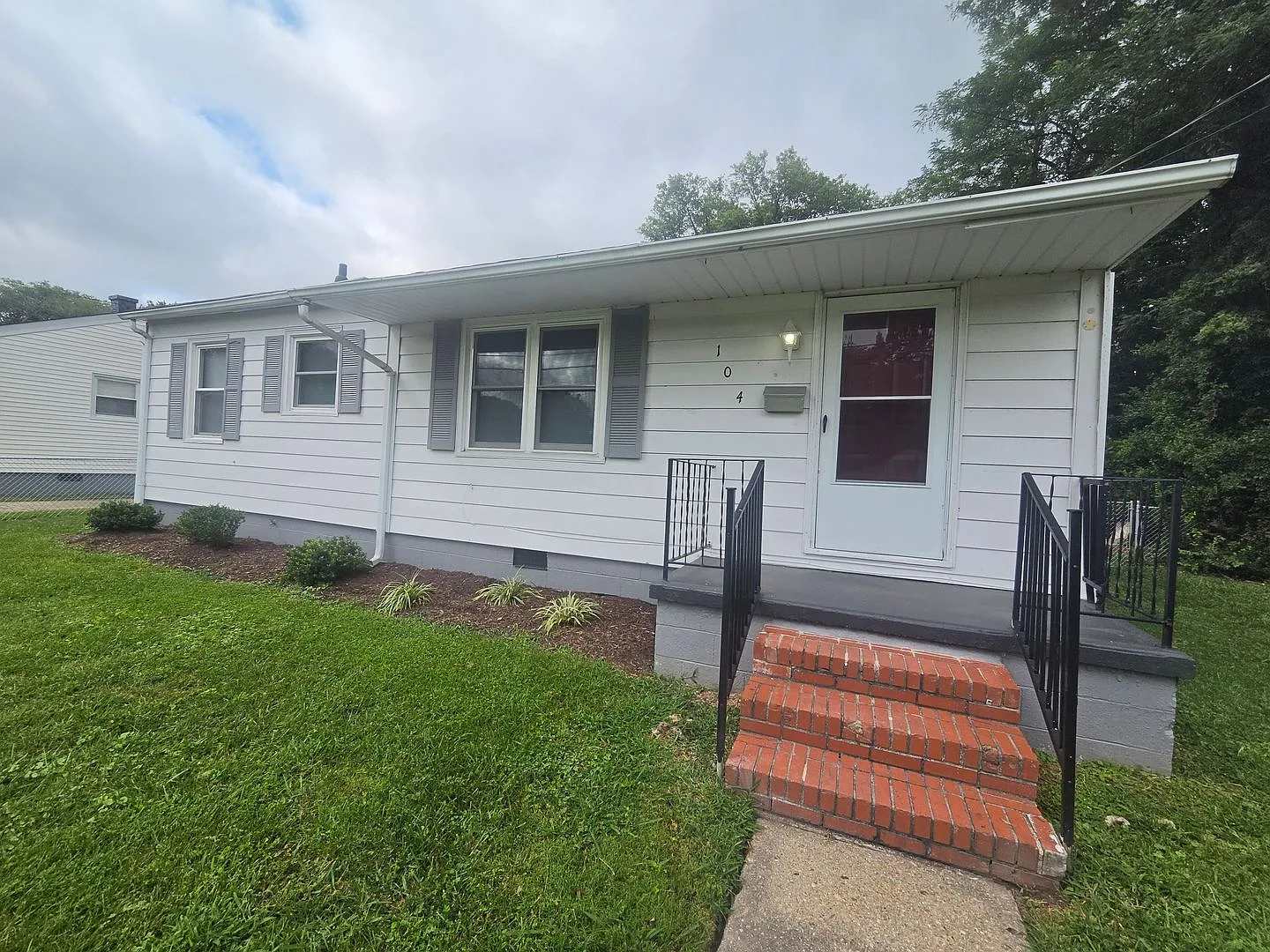 3 bedroom/ 1 bathroom- Greenwood Farms — Photo 2