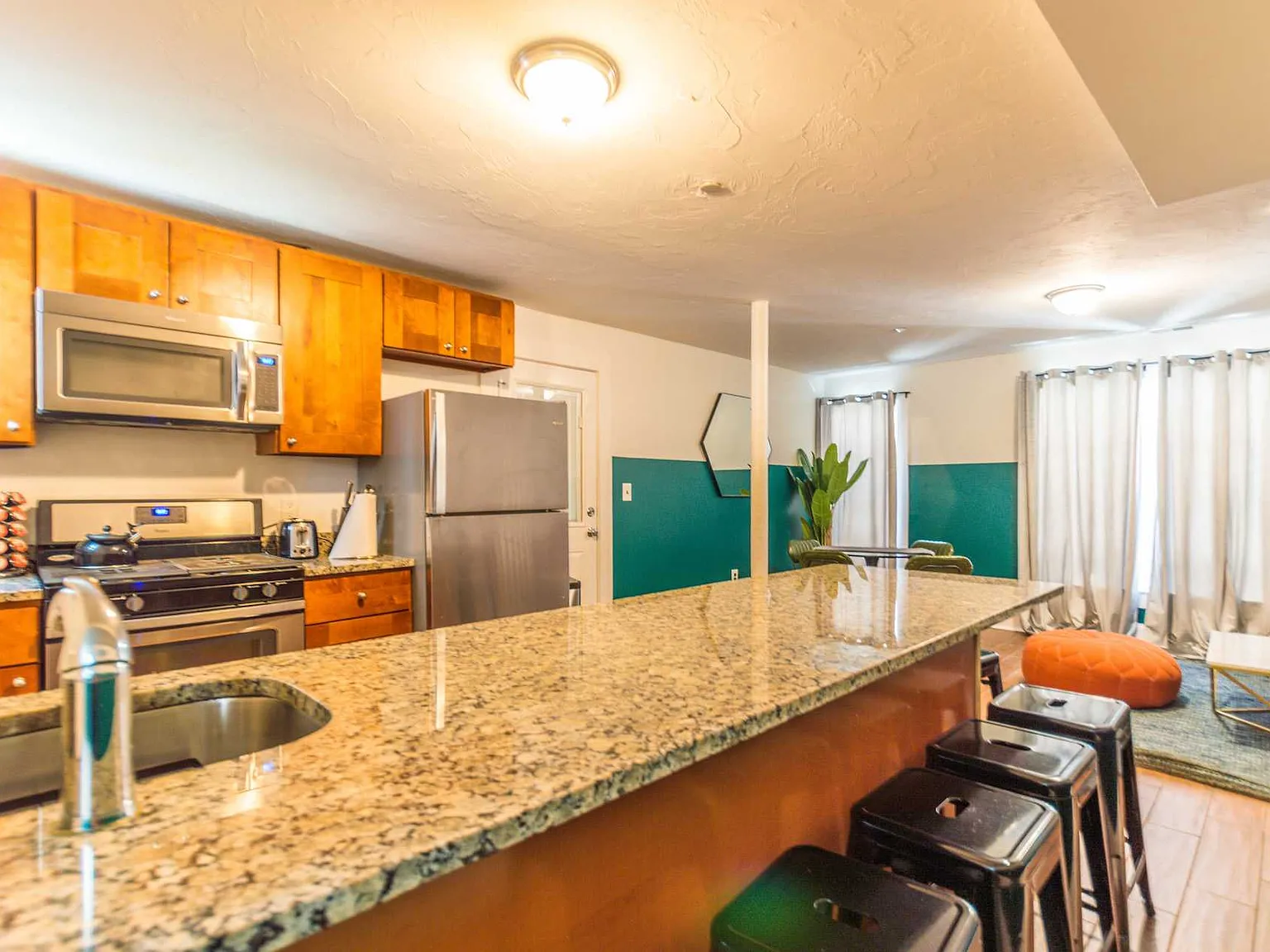4 bed, $5,600 — Photo 1