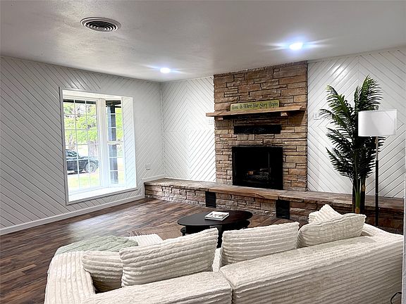 2nd image of 563 W Chambers Rd