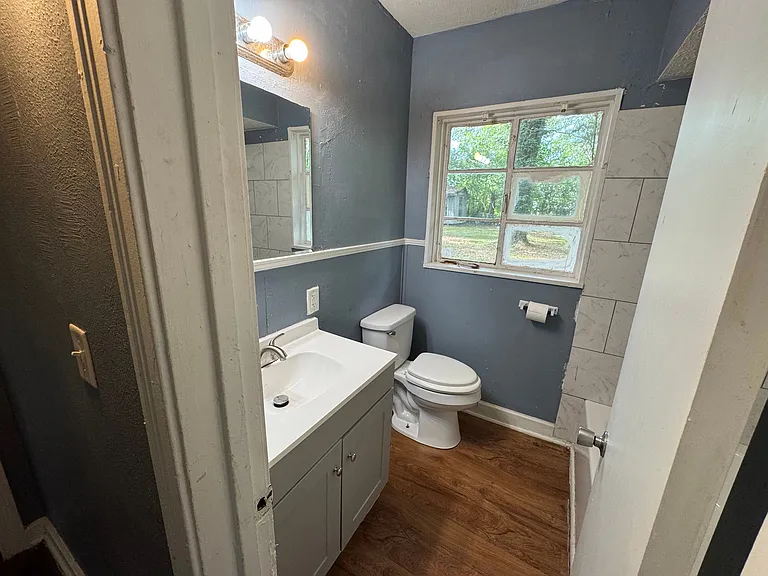 918 Stuart St — Photo 26