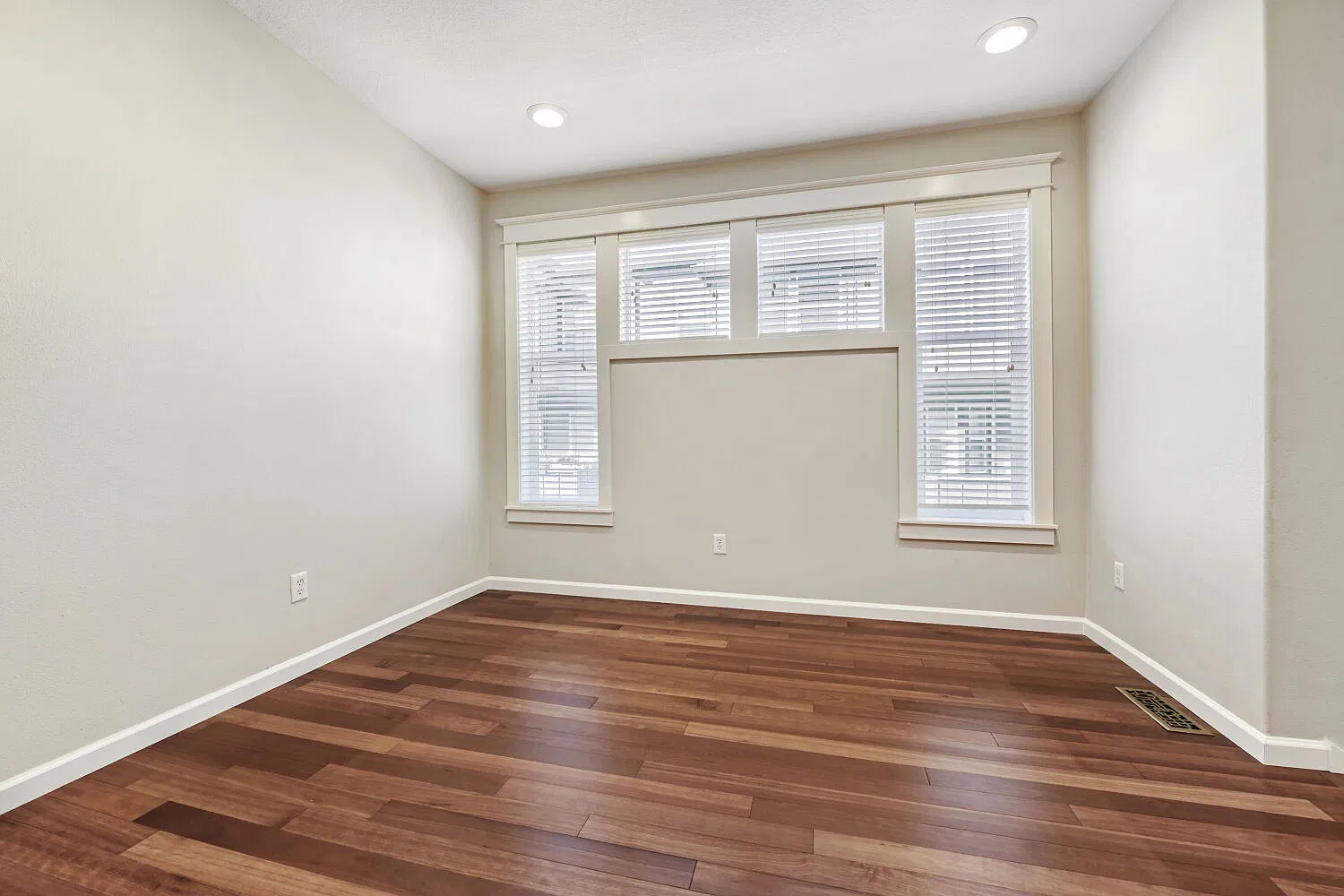 3 bed, 3.5 bath, 1636 sqft, $3,300 — Photo 2