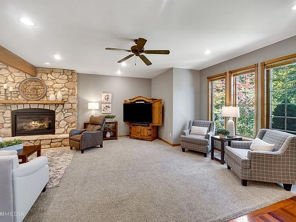 5th image of 431 Woodstock Ct