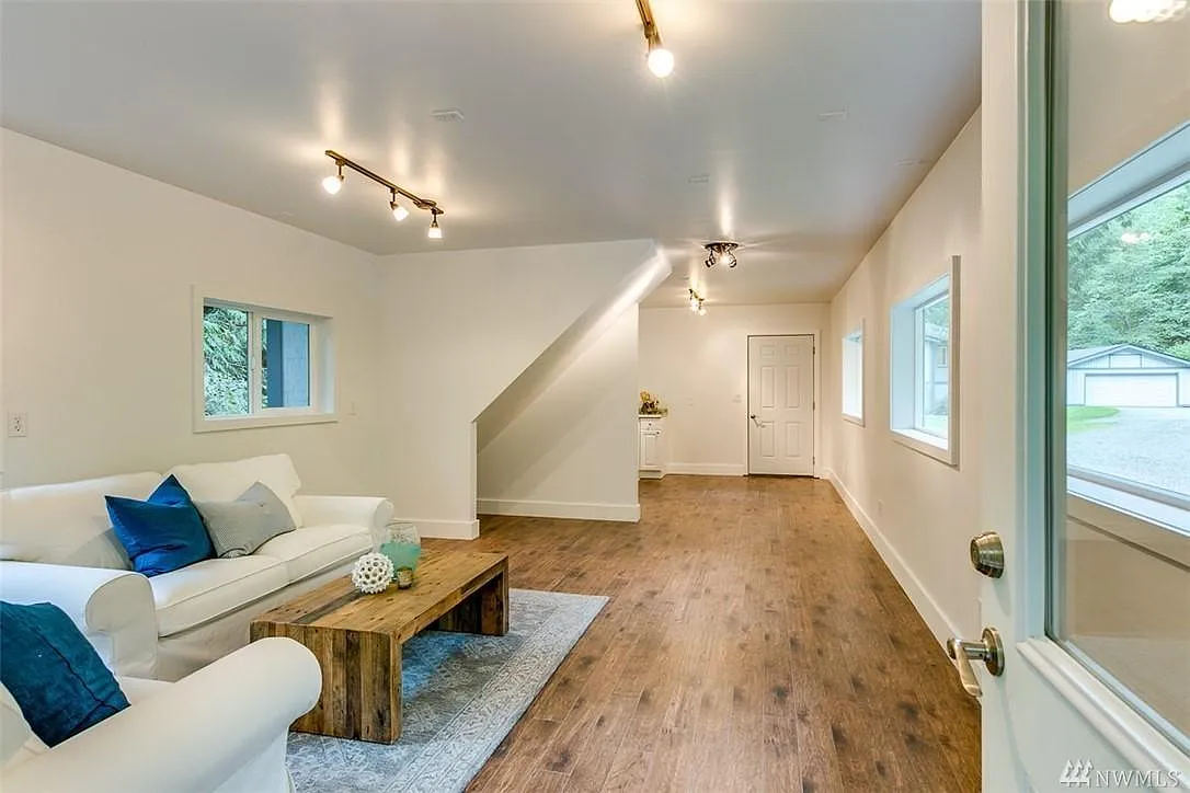 5486 Lynwood Center Rd NE — Photo 2