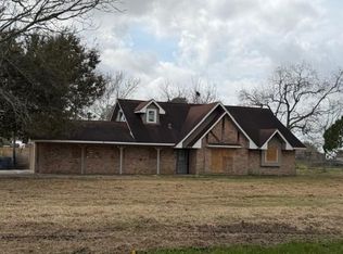 2506 Loch Lomond St, Highlands, TX 77562