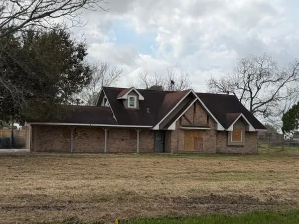 2506 Loch Lomond St, Highlands, TX 77562