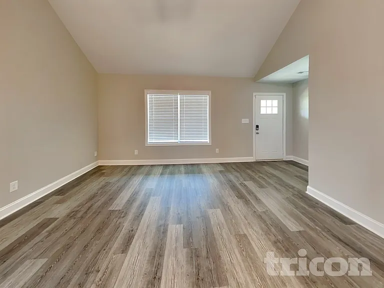 1093 Whitney Dr — Photo 3