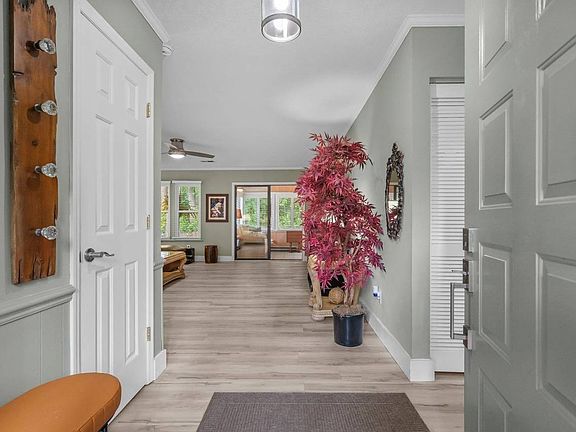 3rd image of 105 Hickory Dr