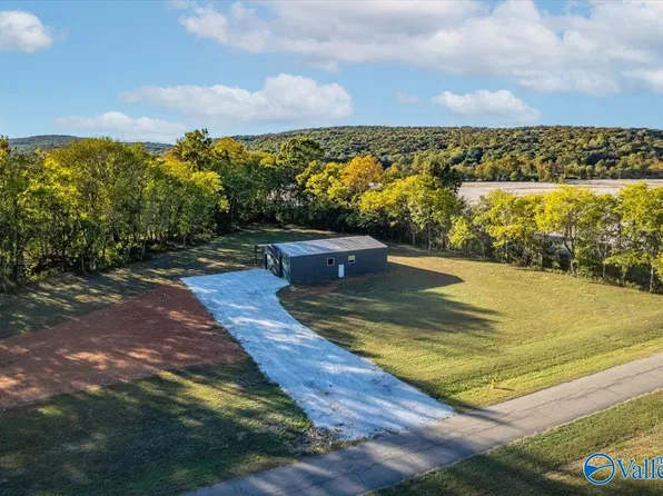 356 Sharpes Hollow Rd, New Market, AL 35761