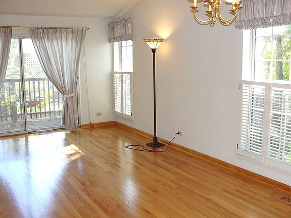 LIVING ROOM/DINING ROOM