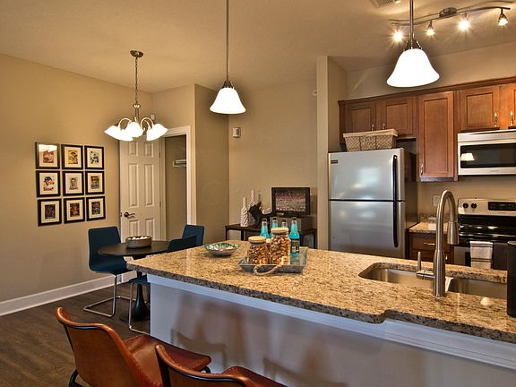 4th image of 895 Chillingham Dr