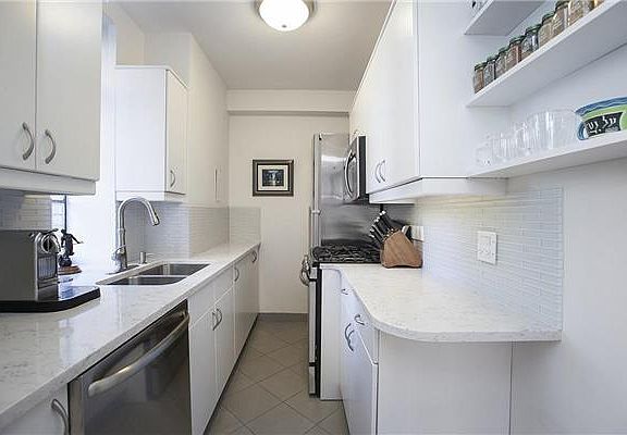 4th image of 340 W 57th St APT 8I