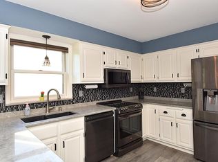 1232 Sunnyridge Rd, Pewaukee, WI 53072