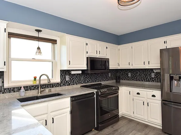 1232 Sunnyridge ROAD, Pewaukee, WI 53072